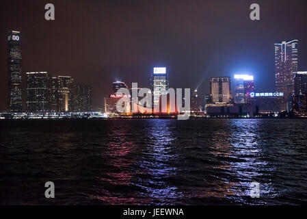 Horizontale Ansicht von der Lightshow auf Kowloon in Hong Kong bei Nacht, China. Stockfoto