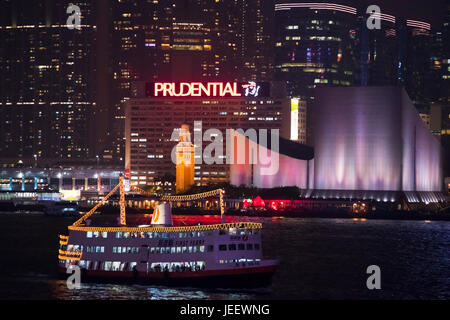 Horizontale Ansicht von Tsim Sha Tsui in Hongkong leuchtet in der Nacht, China. Stockfoto