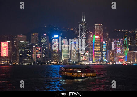 Horizontalen Blick auf Hong Kong Island beleuchtet in der Nacht, China. Stockfoto