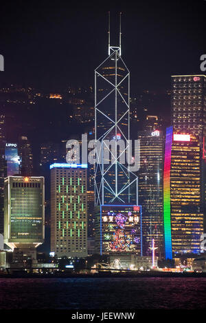 Vertikale Blick auf Hong Kong Island beleuchtet in der Nacht, China. Stockfoto