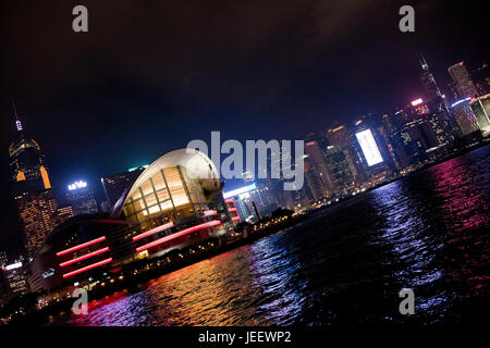 Horizontalen Blick auf Hong Kong Island beleuchtet in der Nacht, China. Stockfoto