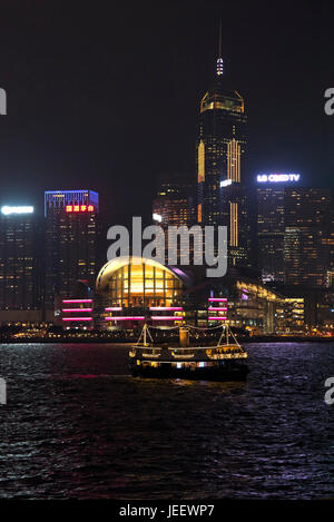 Vertikale Blick auf Hong Kong Island beleuchtet in der Nacht, China. Stockfoto