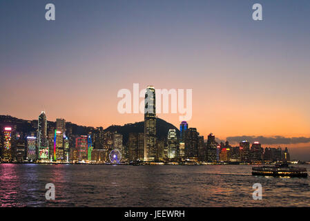 Horizontale Stadtbild von Hong Kong Island beleuchtet bei Sonnenuntergang, China. Stockfoto