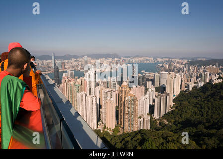 Horizontale Ansicht der buddhistischen Mönche genießen die Aussicht von oben den Peak in Hong Kong, China. Stockfoto