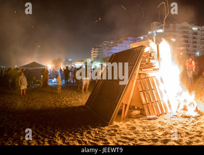 MARBELLA, Spanien - JUNE23, 2017: Feiert San Juan am Strand in Marbella, Costa Del Sol, Spanien. Freudenfeuer angezündet und brennenden Laternen veröffentlicht Stockfoto