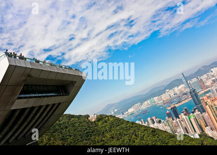 Horizontale Ansicht der Peak Tower Aussichtsplattform auf dem Gipfel in Hong Kong, China.