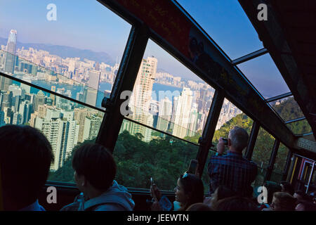 Horizontale Ansicht der Passagiere an Bord der Peak tram in Hong Kong, China. Stockfoto