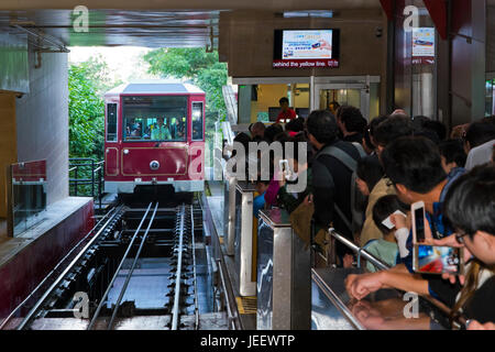 Horizontale Sicht auf die Peak Tram, Ankunft an der Spitze-Endstation in Hong Kong, China. Stockfoto