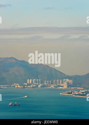 Vertikale Antenne Landschaft von Discovery Bay auf Lantau Island in Hongkong, China. Stockfoto