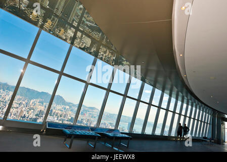 Horizontale Ansicht der Sky100 Aussichtsplattform im International Commerce Centre in Hong Kong, China. Stockfoto