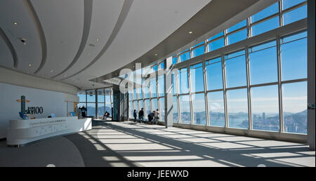 Horizontalen Panorama of the Sky100 Aussichtsplattform im International Commerce Centre in Hong Kong, China. Stockfoto