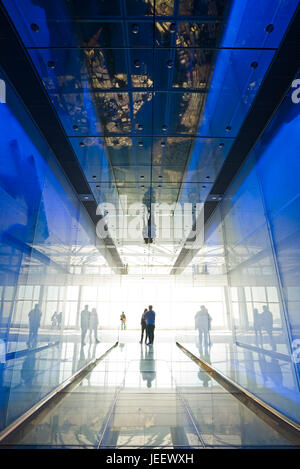 Vertikale Ansicht des Weltraumzeitalters Eingang Sky100 im International Commerce Centre in Hong Kong, China. Stockfoto