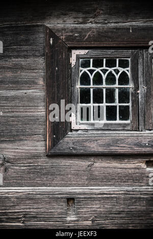 Fenster des alten Holzhauses. Ländliche Gebäude Detail. Skandinavischen Landschaft nach Hause. Stockfoto