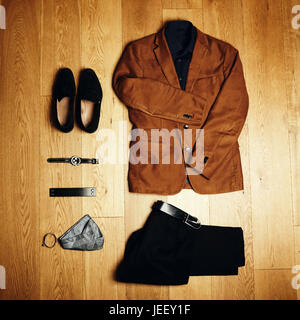 Herren Kleidung und Accessoires auf hölzernen Hintergrund Stockfoto