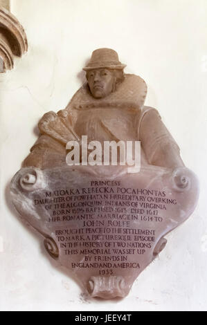 Denkmal für Prinzessin Pocahontas, Tochter von einem Indianerhäuptling, Kirche St. Mary, Heacham, Norfolk. Sie heiratete John Rolfe Heacham Halle. Stockfoto