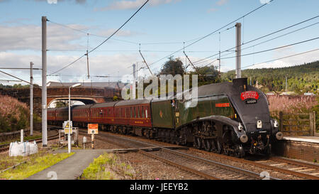 Dampf, die Lokomotive 60009 Union of South Africa Köpfe Penrith Durchgangsbahnhof in Cumbria, an der Westküste in Richtung Süden mainline erhalten. Stockfoto