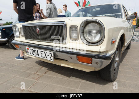 Alten weißen Toyota auf Ausstellung von Oldtimern. Sommer. Belarus. Vitebsk. 2017. Stockfoto