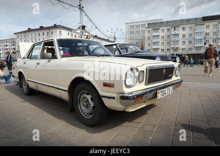 Alten weißen Toyota auf Ausstellung von Oldtimern. Sommer. Belarus. Vitebsk. 2017. Stockfoto