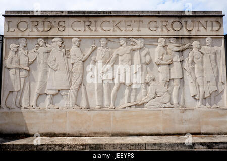 Skulpturale Fries außerhalb Lords Cricket Ground zeigt Cricketers mit der Asche von Gilbert Bayes, St Johns Wood Road, London, UK Stockfoto