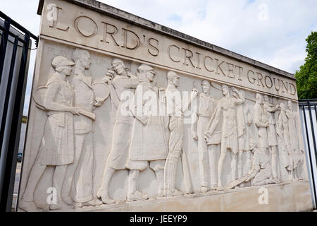 Skulpturale Fries außerhalb Lords Cricket Ground zeigt Cricketers mit der Asche von Gilbert Bayes, St Johns Wood Road, London, UK Stockfoto