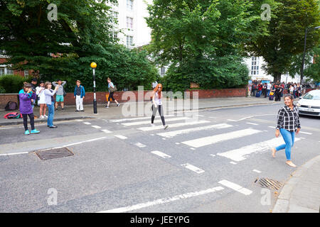 Touristen, die den Zebrastreifen überqueren berühmt geworden durch die Beatles außerhalb Abbey Road Studios, London, UK Stockfoto