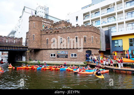 Kinder auf eine Kayak-Session auf der Pirate Burg, Regents Canal, Camden, London, UK Stockfoto