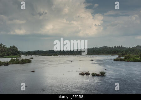 Mysore, Indien - 26. Oktober 2013: Zusammenfluss von zwei Armen des Cauvery Fluss am Heiligen Sangam Ghat auf Srirangapatna Insel. Flachwasser mit grau, Silber Stockfoto