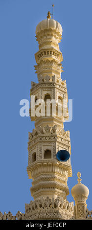 Mysore, Indien - 26. Oktober 2013:Closeup der Creme gelb Minarett der Moschee Tipu Sultan Mausoleum unter tiefblauem Himmel. Sound-System. Stockfoto