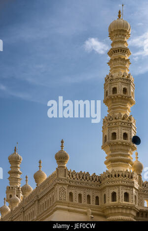 Mysore, Indien - 26. Oktober 2013: Creme gelb Minarett und Teil des Oberwagens Moschee Tipu Sultan Mausoleum unter blauem Himmel. Sound-System. Stockfoto