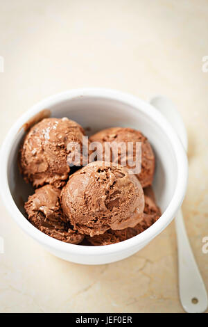 Schokoladeneis in Schüssel weiß Stockfoto