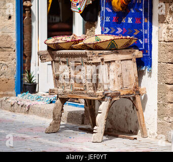 geschnitzte hölzerne Truhe in den Souks in der alten Medina, Essaouira Stockfoto