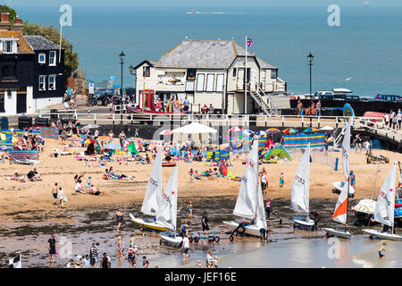 Broadstairs berühmten ehemaligen Rettungsboot, weiße Gebäude am Hafen Steg. Vordergrund, Menschenmassen auf dem Strand im Sommer Sonnenschein. Stockfoto
