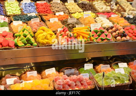 Nahaufnahme von bunten Süßigkeiten auf einen Stand von einem öffentlichen Markt Stockfoto