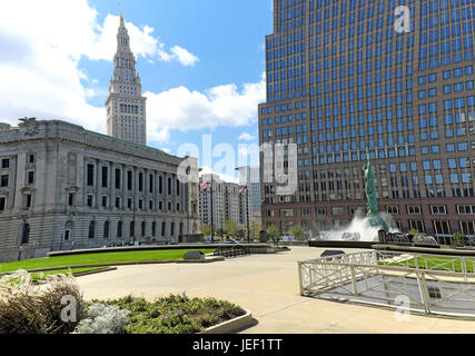 Die Cleveland Public Library, Terminal Tower und Key Tower auf Cleveland Public Square werden ergänzt durch Grünflächen in der Innenstadt von Cleveland, Ohio, USA Stockfoto