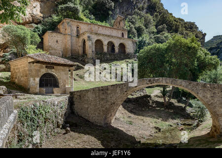 Einsiedelei von Santa Maria De La Hoz, mittelalterliche Brücke und dazu oder Kapelle der Animas des Heiligen Christus, in Spanien, Castilla y Leon, Burgos, Tobera, Stockfoto