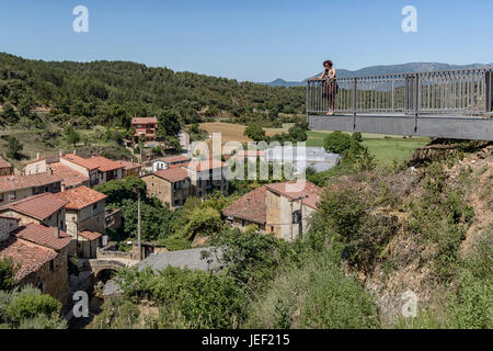 Pavillon des Wasserfalls des Dorfes Tobera in Castilla y Leon, Burgos, Spanien, Europa. Stockfoto