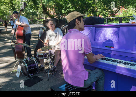 New York, USA Klavierspielen 10. Juni 2016 - New Yorker das Sing For Hope in Tompkins Square Park, im East Village. Die lila Klavier widmet sich der Künstler früher bekannt als Prince. © Stacy Walsh Rosenstock Stockfoto