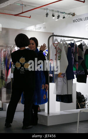 Moon Lee AW 16 London Fashion Week Showrooms Präsentation mit einem schönen Modell tragen Moon Lee neue Kollektion Kleider. Leuchtende Farben wie üblich AW 16. Stockfoto