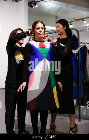 Moon Lee AW 16 London Fashion Week Showrooms Präsentation mit einem schönen Modell tragen Moon Lee neue Kollektion Kleider. Leuchtende Farben wie üblich AW 16. Stockfoto