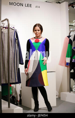 Moon Lee AW 16 London Fashion Week Showrooms Präsentation mit einem schönen Modell tragen Moon Lee neue Kollektion Kleider. Leuchtende Farben wie üblich AW 16. Stockfoto
