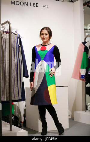Moon Lee AW 16 London Fashion Week Showrooms Präsentation mit einem schönen Modell tragen Moon Lee neue Kollektion Kleider. Leuchtende Farben wie üblich AW 16. Stockfoto