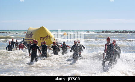 Pescara, Italien - 18. Juni 2017: Start für den Schwimmtest der Athleten des Ironman 70.3 Pescara des 18. Juni 2017 Stockfoto