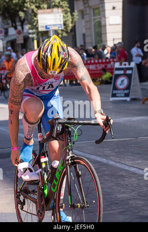 Pescara, Italien - 18. Juni 2017: Sportler startet die Fahrrad-Prüfung bei Pescara Ironman 70.3 Stockfoto