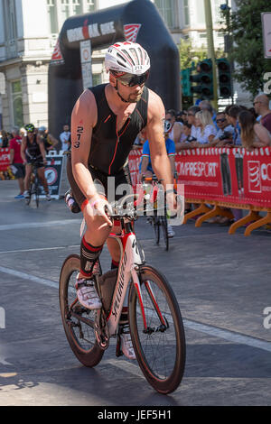 Pescara, Italien - 18. Juni 2017: Sportler startet die Fahrrad-Prüfung bei Pescara Ironman 70.3 Stockfoto