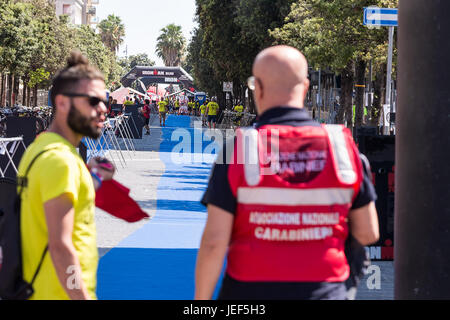 Pescara, Italien - 18. Juni 2017: Jury und Sicherheit bei Pescara Ironman 70.3 verschwommen Stockfoto