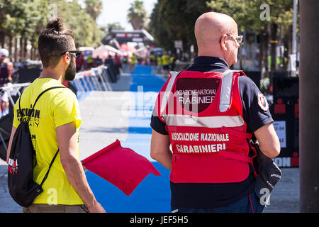 Pescara, Italien - 18. Juni 2017: Jury und Sicherheit bei Pescara Ironman 70.3 Stockfoto