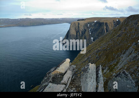 In Norwegen auf der Insel Mager? ya, liegt an einem Nordpunkt, dem Nordkapp, ein Schiefer Plateau steil aufragenden vom Südpolarmeer, In Norwege Stockfoto