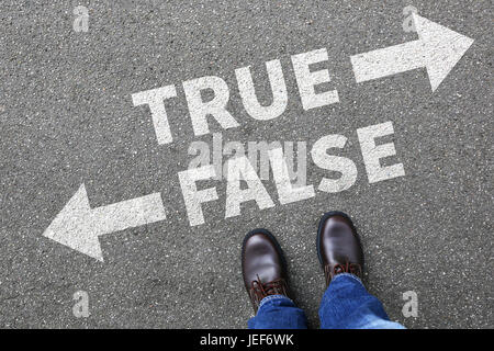 Falsche wahre Wahrheit gefälschte Nachrichten liegen liegen Tatsachen Entscheidung entscheiden Vergleich Wahl Stockfoto