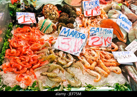 Frische Garnelen und andere Meeresfrüchte auf Eis bei der Central Market (Mercado Central) in Valencia, Spanien. Stockfoto