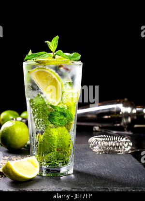 Nahaufnahme der Mojito cocktail. Zutaten und Bar-Utensilien. Ansicht von vorne. Stockfoto